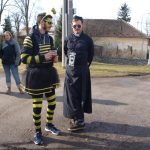 Maškary zastavují auta a provádějí silniční kontrolu