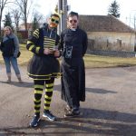 Maškary zastavují auta a provádějí silniční kontrolu