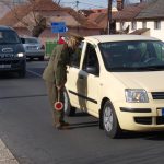 Maškary zastavují auta a provádějí silniční kontrolu