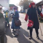 Maškary zastavují auta a provádějí silniční kontrolu