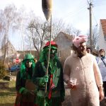 Maškary zastavují auta a provádějí silniční kontrolu