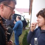 Maškary zastavují auta a provádějí silniční kontrolu