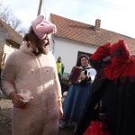 Maškary zastavují auta a provádějí silniční kontrolu