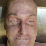 Neznáte totožnost mrtvého muže? Nalezen byl na zastávce v Zátoni