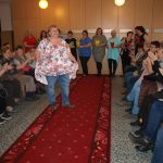 Ženy si k svátku nadělily módní přehlídku velikostí XXL