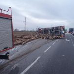 Auto převážející klády u Nového Dvora havarovalo