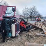 Auto převážející klády u Nového Dvora havarovalo