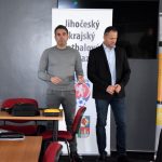Fotbalistům všech okresů bude pomáhat defibrilátor