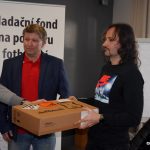 Fotbalistům všech okresů bude pomáhat defibrilátor