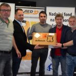 Fotbalistům všech okresů bude pomáhat defibrilátor