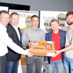 Fotbalistům všech okresů bude pomáhat defibrilátor