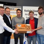 Fotbalistům všech okresů bude pomáhat defibrilátor