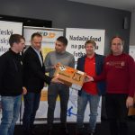 Fotbalistům všech okresů bude pomáhat defibrilátor