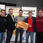 Fotbalistům všech okresů bude pomáhat defibrilátor