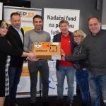 Fotbalistům všech okresů bude pomáhat defibrilátor