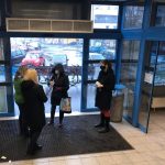 Budějovická radnice dnes začala rozdávat roušky seniorům