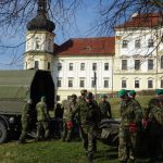 Na hraničních přechodech stráží 15. ženijní pluk, pomáhá i stavět odběrová místa