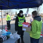 Policisté dostali od dobrovolníků roušky pro řidiče kamionů