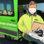 Policisté dostali od dobrovolníků roušky pro řidiče kamionů