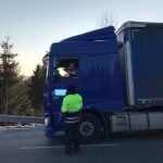 Policisté dostali od dobrovolníků roušky pro řidiče kamionů