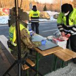Policisté dostali od dobrovolníků roušky pro řidiče kamionů