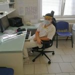 Lektoři z Domu dětí a mládeže vyrábí na 3D tiskárnách ochranné štíty. Zájem mají lékaři i policisté