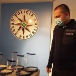 Lektoři z Domu dětí a mládeže vyrábí na 3D tiskárnách ochranné štíty. Zájem mají lékaři i policisté