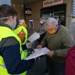 Distribuce roušek pokračuje. Dostali i v ČEVAku, koronavir může být v odpadní vodě