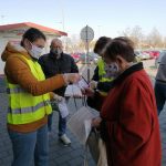 Distribuce roušek pokračuje. Dostali i v ČEVAku, koronavir může být v odpadní vodě