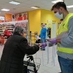 Budějovičtí divadelníci ušili roušky pro starší obyvatele města