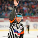 Na mezinárodním poli se k nám všichni chovají mnohem lépe než doma, říká elitní hokejový sudí Daniel Pražák
