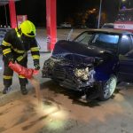 Ve Velešíně se včera v noci auto probouralo do supermarketu