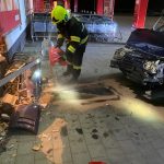 Ve Velešíně se včera v noci auto probouralo do supermarketu