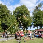 V Kloužovicích u Chýnova obnovili tradici. Již třetím rokem staví májku