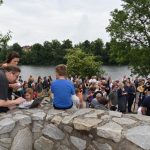 Pamětní deska u Jordánu připomíná básníka, muzikanta a cestovatele Lumíra Slabého