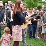Pamětní deska u Jordánu připomíná básníka, muzikanta a cestovatele Lumíra Slabého