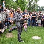 Pamětní deska u Jordánu připomíná básníka, muzikanta a cestovatele Lumíra Slabého
