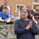 Pamětní deska u Jordánu připomíná básníka, muzikanta a cestovatele Lumíra Slabého