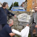 Pamětní deska u Jordánu připomíná básníka, muzikanta a cestovatele Lumíra Slabého