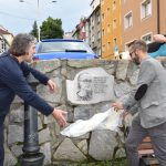 Pamětní deska u Jordánu připomíná básníka, muzikanta a cestovatele Lumíra Slabého