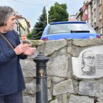 Pamětní deska u Jordánu připomíná básníka, muzikanta a cestovatele Lumíra Slabého
