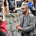 Pamětní deska u Jordánu připomíná básníka, muzikanta a cestovatele Lumíra Slabého