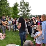 Pamětní deska u Jordánu připomíná básníka, muzikanta a cestovatele Lumíra Slabého