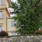 Pamětní deska u Jordánu připomíná básníka, muzikanta a cestovatele Lumíra Slabého