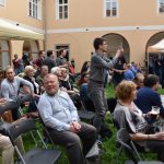Pamětní deska u Jordánu připomíná básníka, muzikanta a cestovatele Lumíra Slabého