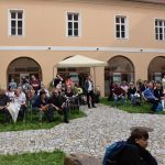 Pamětní deska u Jordánu připomíná básníka, muzikanta a cestovatele Lumíra Slabého