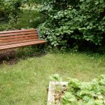 Pocitový chodníček v přírodní zahradě botanické zahrady láká k prozkoumání