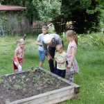 Pocitový chodníček v přírodní zahradě botanické zahrady láká k prozkoumání