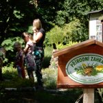 Pocitový chodníček v přírodní zahradě botanické zahrady láká k prozkoumání