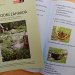 Pocitový chodníček v přírodní zahradě botanické zahrady láká k prozkoumání